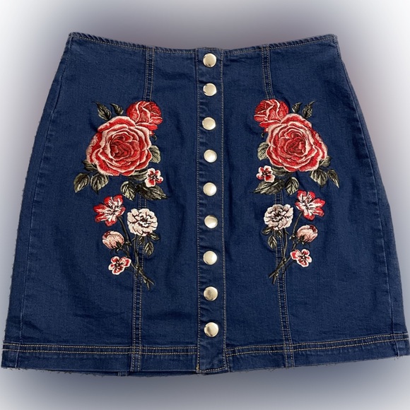 PacSun Dresses & Skirts - EUC PacSun Denim Button Front Mini Skirt with Embroidered Florals